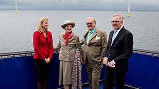 Hoher Besuch bei der Windpark-Einweihung (von links): dänische Premierministerin Helle Thorning-Schmidt, Königin Margrethe II von Dänemark, Prinz Henrik, Prinzgemahl von Dänemark sowie Fritz Schur, Vorstandsvorsitzender von Dong Energy. (Bild: Siemens/Soren Kjeldgaard)