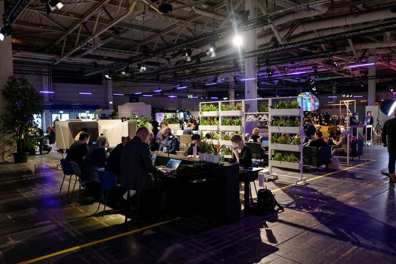 Auch zum Networken und Arbeiten gab es entsprechende Flächen, die über die gesamte Messe hinweg gut besucht waren. (Bild: © Messe Berlin GmbH)