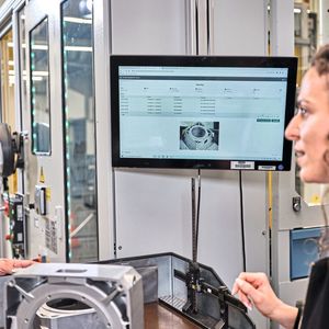 Protect My Machine/Setup ist eine Edge-App und in der Lage, mittels Kamera und künstlicher Intelligenz Prozesse optisch zu überwachen und per Algorithmus zu steuern.(Bild:  Siemens AG)