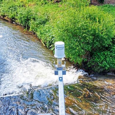 Kleine Gewässer wie die Prüm oder Nims können sich bei Starkregen binnen Stunden in reißende Ströme verwandeln. Digitale Pegelstationen helfen, Gefahren frühzeitig zu erkennen. (Bild: Vega)