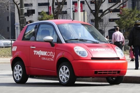 Das Norwegische Elektroauto Think hat zwar noch keinen deutschen Importeur, aber in Österreich kann man es schon kaufen. Dort kostet das Kleinmobil 37.000 Euro und soll mit einer Ladung seiner Zebra-Batterie rund 160 Kilometer weit kommen. Österreichischer Importeur ist die Denzel e-drive GmbH in Wien. (Archiv: Vogel Business Media)