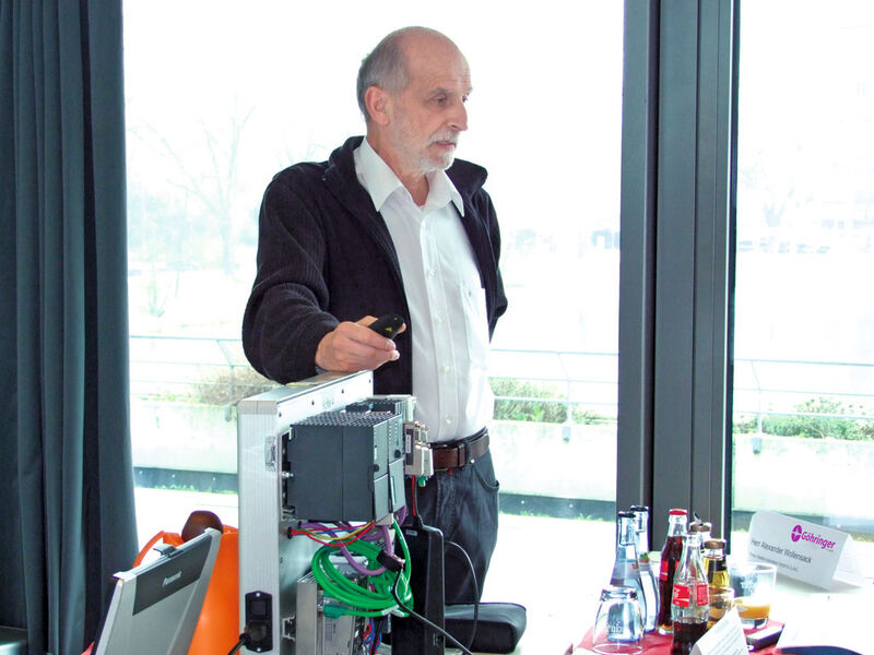Hans-Ludwig Göhringer erklärt den Teilnehmern eines Seminars auf dem Automatisierungstreff die Bedeutung von Condition Monitoring von Bussystemen. (Bild: IVG Göhringer)