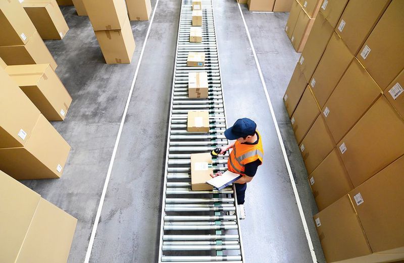 Immer in Echtzeit darüber informiert werden, wo Waren sind? Mithilfe smarter Scanner und Sensoren kann Blockchain-Technologie das Tracking-and-Tracing von Produkten wesentlich verbessern. (©industrieblick - stock.adobe.com)