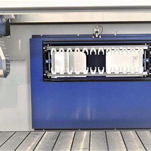 Die CNC-Modellbau-Fräsmaschine ist ausgestattet mit einem kompakten 5-Achs-Gabelkopf (oben links zu sehen), der die 3D-Bearbeitung besonders präzise mache. Er verfügt jetzt über mit einen wassergekühlten, spielfreien „Galaxie“-Antrieb, informiert HG Grimme. 