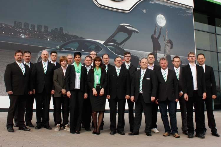 Aufbruch in eine andere Zeit: Das Skoda-Team präsentiert sich vor dem Skoda-Autohaus. (Foto: Autohaus Peter)