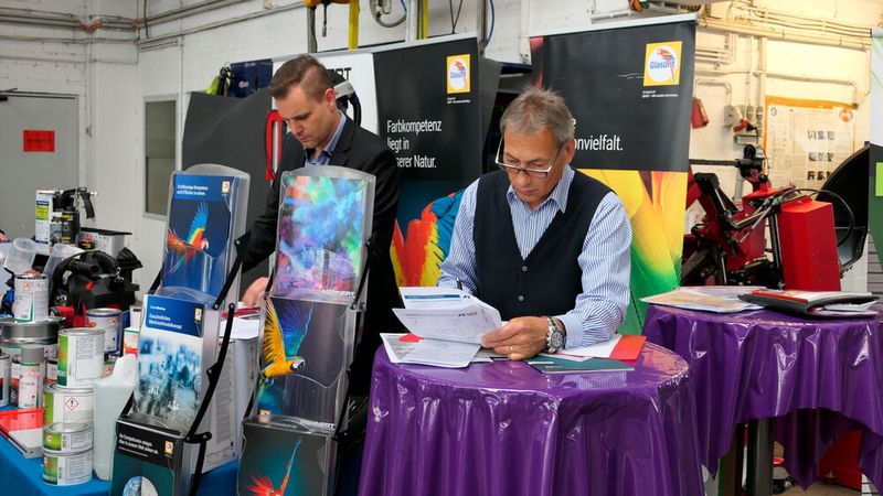 Schneller Auftrag mit sehr guter Deckkraft und Oberflächenhärte – so beschreibt Glasurit die Reihe 100. (Bild: Wenz | VCG)