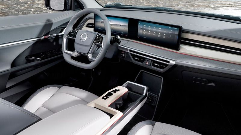 Das Interieur des Trorres Hybrid ist wie das seiner Benziner- und EV-Brüder durchaus gelungen. (Bild: KGM)