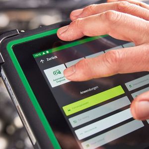 Bei Hella Gutmann übernimmt seit Kurzem mit der „Automatischen Suche“ eine KI den Diagnoseablauf, trifft Entscheidungen und übernimmt Bewertungen. (Bild: Hella Gutmann)