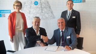 Partnerschaft zwischen Thyssenkrupp Aerospace und Deutsche Aircraft! Von links: Ilse Henne, Chief Transformation Officer bei Thyssenkrupp Materials Services, Patrick Marous, CEO Thyssenkrupp Aerospace, Dave Jackson, CEO von Deutsche Aircraft, und sein Kollege Maximilian Fahr, dort Director Supply Chain. (Bild: Thyssenkrupp Aerospace)