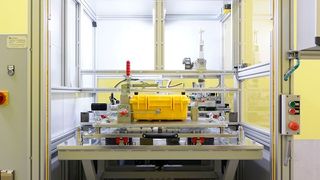 In der am Steinbeis ALP in Chemnitz entwickelten und gebauten Maschine werden Kunststoffkoffer montiert (Steinbeis ALP)