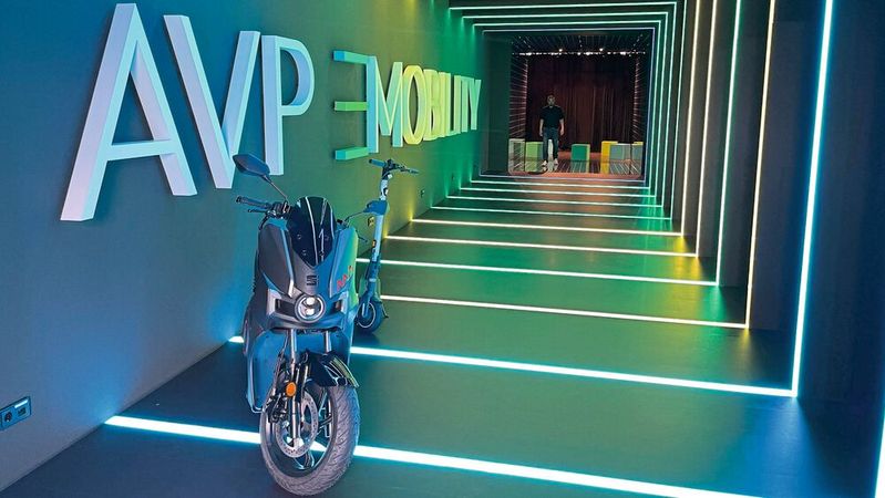 Im E-Mobility-Showroom von AVP findet man E-Scooter, E-Roller, Wallboxen oder Ladesäulen – aber keine Autos.(Bild:  Seyerlein/VCG)