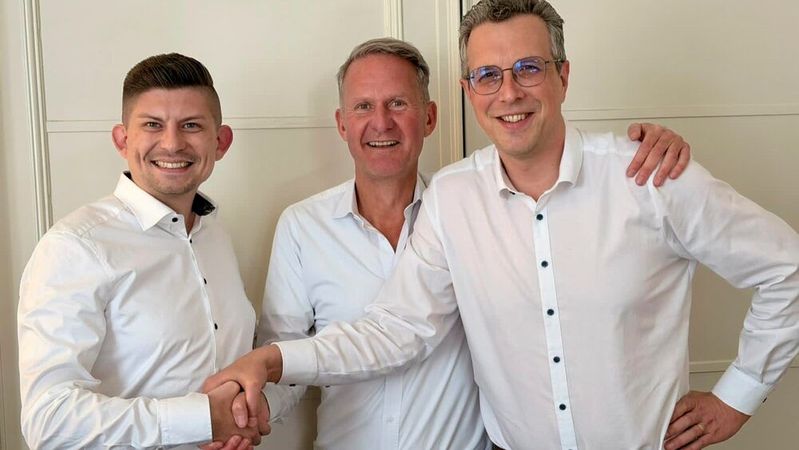 Christian Schaub (Geschäftsführer M&A, Connexta), Martin Thiem (Gründer und Geschäftsführer, Premier Experts) und Dr. Jens Stief (CEO, Connexta) haben den Beitritt von Premier Expert zu Connexta besiegelt; die Dienstleistergruppe gewinnt damit zusätzliche Microsoft-Expertise hinzu.(Bild:  Connexta)