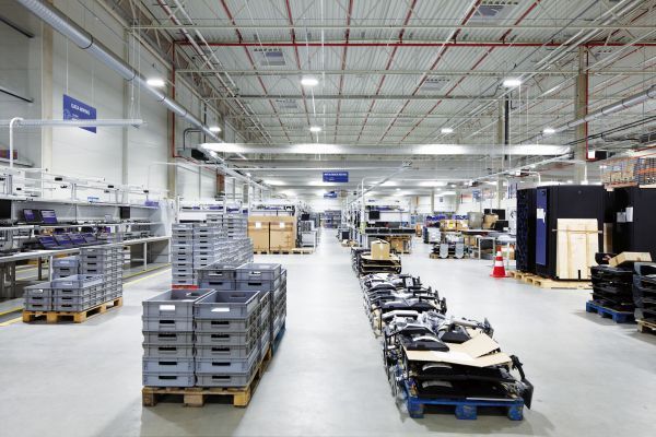 Vernetzte Fabrikhalle: LED-Leuchten und Sensoren sind die Grundlage, um die Beleuchtung effizient zu steuern. (Digital Lumes)