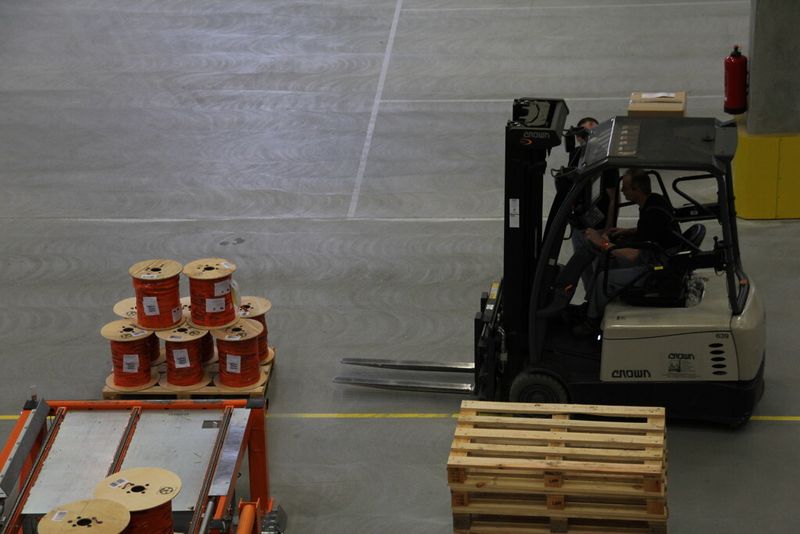 Gabelstapler bringen die Kabeltrommeln zu einem rund 700 m langen und 600 mm breiten Förderband, an dem vier Übergabestationen bereitstehen. (Bild: Schäfer)