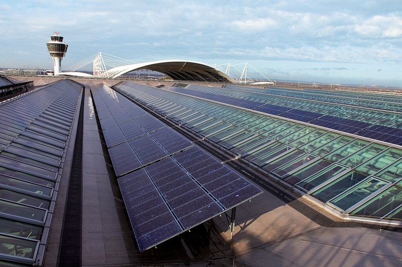 Nach der Studie von BP setzen sich erneuerbare Energien, wie hier am Münchner Franz-Josef-Strauß-Flughafen, nur langsam durch. (BP)