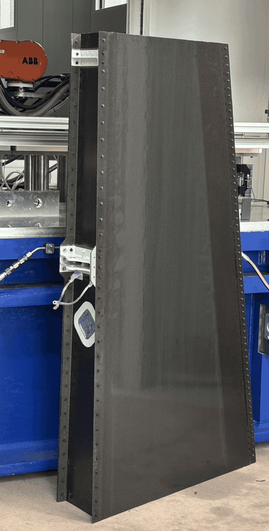 Demonstrator eines Ruderteils mit thermoplastischen Sandwichschalen vor der Prüfung.(Bild:  Fraunhofer IMWS)