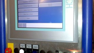 An Bedienungseinheit der Verpackungsmaschine von Bosch im Abfüllbereich von Löwensenf befindet sich rechts unten der Schlüsselaufnehmer der Zugriffsverwaltung EKS Light. (Bild: Löwensenf / Rainer Lang)