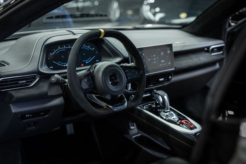 Die tiefen Sitze sind bequem, geben Fahrer und Co-Pilot einen festen Halt und platzieren einen perfekt zwischen die vordere Radaufhängung. (Bild: Lotus)