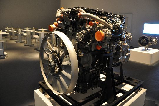 Unter der Motorhaube des Actros schlummert der OM471-Motor mit einer Leistung von 310 Kw/415 PS bis 375 Kw/510 PS. (Archiv: Vogel Business Media)