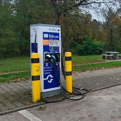 Eher öde: eine langsame 50-kW-Säule an der Raststätte. (Bild: SP-X)