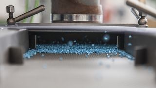 Più di un semplice concentrato di colore: i crescenti requisiti normativi e funzionali rendono oggi più complesso lo sviluppo dei masterbatch. Alla Fakuma 2026, Lifocolor presenterà nuovi prodotti su misura per le esigenze dei clienti. (Bild: Lifocolor)