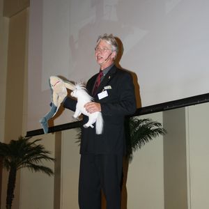 Der Managementberater Professor Claudius Schmitz erkläre mit der Hilfe von Stofftieren die verschiedenen Kundentypen: Hai, Pferd, Eule und Giraffe.