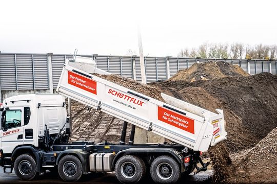 Schüttgut landet punktgenau dort, wo es hingehört – dank genauer Anweisung in der App. Schüttgut landet punktgenau dort, wo es hingehört – dank genauer Anweisung in der App.