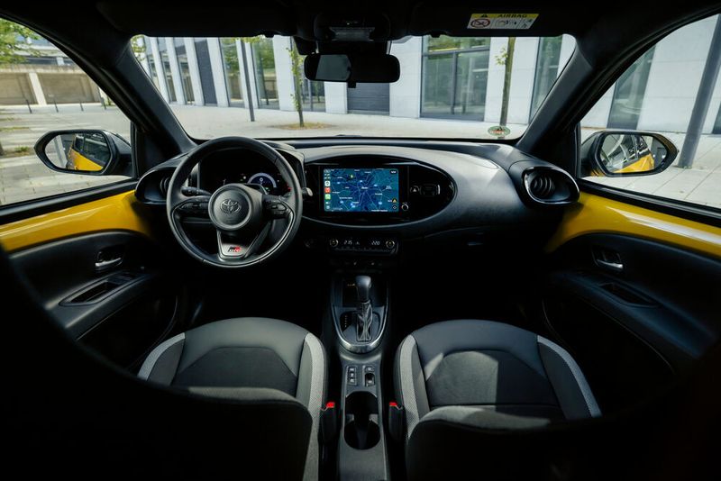 Je nach Ausstattung kommt ein 9- oder 10,5-Zoll-Touchscreen für das Multimediasystem zum Einsatz (Bild: Toyota)