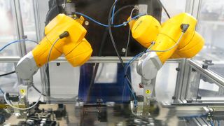 Die beiden Stäubli-Roboterarme versorgen gemeinsam im Sechs-Sekunden-Takt je nach Schlossvariante 28 bis 35 Schmierstellen mit Fett. (Stäubli)