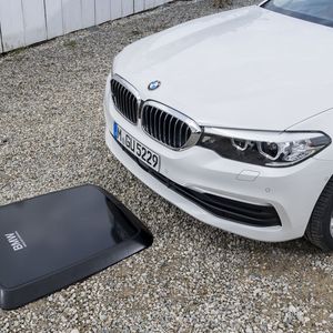 (BMW)