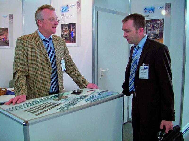 Klaus Rademacher von der Astor-Berning GmbH & Co.KG, die auf dem Stamping-Days ausstellte, im Gespräch mit Carlo Stöhr, dem Leiter Weiterverarbeitung der Sapa Aluminium Profile GmbH. (Archiv: Vogel Business Media)