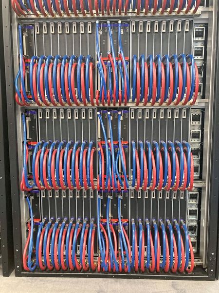 Supercomputer von HPE: Der Einsatz von KI wird den Stromverbrauch von Rechenzentren schnell steigen lassen. Zudem braucht es wassergekühlte Lösungen. Deshalb hat HPE zusammen mit Danfoss ein Container-Rechenzentrum entwickelt, das auch die Abwärme nutzen verwerten kann. (Bild: Stefanie Michel)