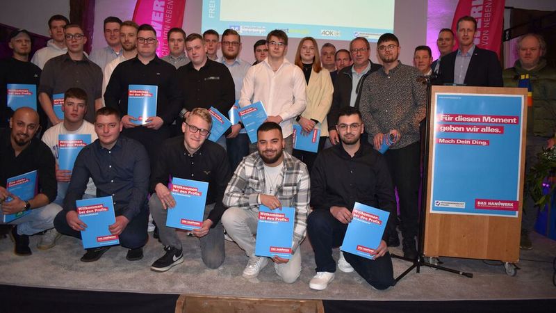 Nach zweijähriger Corona-bedingter Zwangspause hat die Winter-Lossprechungsfeier des Meppener Handwerks wieder in einem großen Rahmen stattgefunden. Die Kreishandwerkerschaft Emsland Mitte-Süd hatte alle neun Innungen mit ihren bestandenen Prüflingen in den Kossehof Meppen eingeladen. Fast 350 Gäste waren gekommen, um 85 Gesellen aus den verschiedenen Gewerken zu verabschieden. Obermeister Daniel Wessels von der Kfz-Innung Meppen sprach insgesamt 22 Kfz-Mechatroniker frei, hier für den Bereich Pkw. (Bild: Kfz-Innung Meppen)