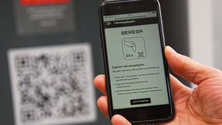 Die Eingabe der Daten erfolgt über das Smartphone des Kunden. Für die Fahrzeugdaten muss er nur seine Zulassungsbescheinigung abfotografieren. (Bild: Wenz/»kfz-betrieb«)