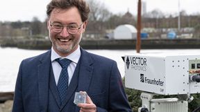 Dr. Richard Taylor, CEO und Gründer von Vector Photonics, mit dem PCSEL und dem optischen Kommunikationssystem bei der erfolgreichen Vorführung über den Fluss Clyde. (Bild: Vector Photonics )
