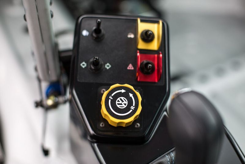 Auf der Mittelkonsole ist die Bremskraftverstellung angebracht. (Bild: VW Motorsport)