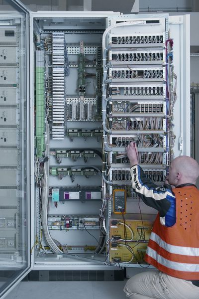 3 Der Schaltschrank in der Versorgungsebene unter den Gleisebenen ist Teil der Elektroakustischen Lautsprecheranlage (ELA). (Archiv: Vogel Business Media)