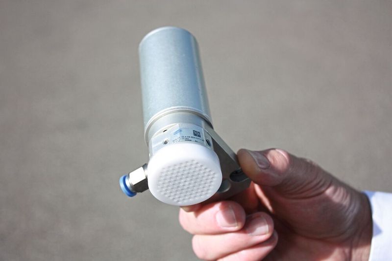 Le système de préhension Schmalz Flow pour la manutention automatisée de petites pièces délicates. Système de vide doux jusqu'à 160 mbar et surfaces d'aspiration en polyoxyméthylène pour une prise et un dépôt en toute sécurité. (Source : Martin Group)