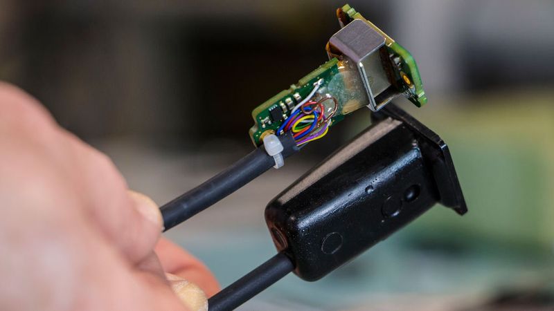 Am im Land-Rover-BAR-Katamaran eingesetzten Linace-Wegmesssystem von Renishaw wurde für den harten Segeleinsatz einiges optimiert, heißt es. Unter anderem habe man den Abtastkopf verkapselt, um ihn vor dem aggressiven Seewasser zu schützen. (Renishaw)