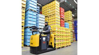 Helfen Hövelmann, den Durst der Kunden zu löschen: die Niederhubkommissionierer MO25 von Yale. (Bild: Yale)