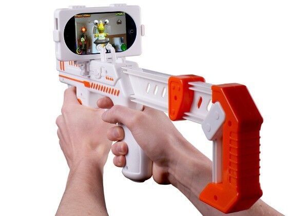 Der Hersteller Apptoyz bietet Gaming-Zubehör für Smartphones, darunter das Plastik-Gewehr Appblaster. Betätigt man den Abzug drücken zwei Gummi-Kugeln auf das Display und lösen den Schuss aus. (Bild: Apptoyz)