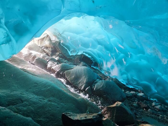 Une grande quantité d'eau s'écoule à travers les grottes bleues situées sous le glacier, comme on peut le voir ici sur le grand glacier d'Aletsch, dans le canton du Valais. (Source :M. Huss)