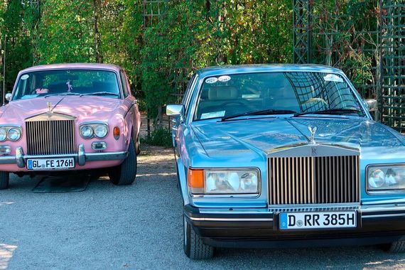 Über Geschmack wird nicht gestritten. Deshalb nur diese Basisinformationen: Rolls-Royce Silver Shadow I (in Pink) und Silver Spirit II. (Bild: Peter Diehl)
