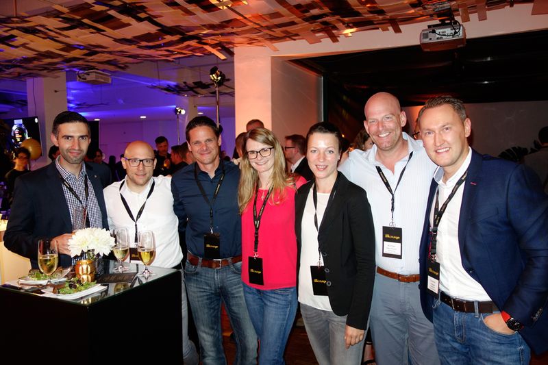 (v. l.) Ronny Tischer, KOMSA, Egbert Kreklau, SEG, Jörg Porth, Julia Engelhard, Liene Ernstsone-Tava, Michael Neumann und Friedrich Krieger, Samsung (Bild: IT-BUSINESS)