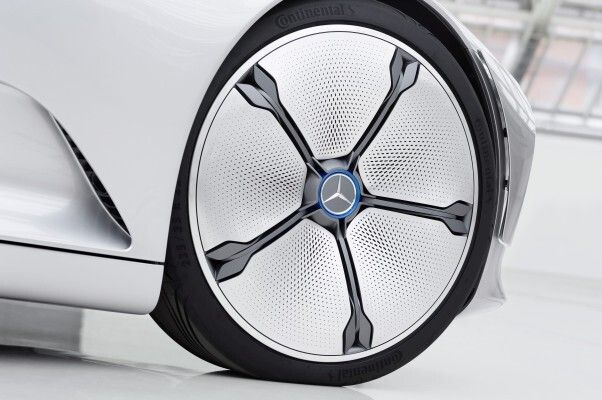 Das Mercedes-Benz Concept IAA (Intelligent Aerodynamic Automobile) ist zwei Autos in einem: Aerodynamik-Weltrekordler mit einem cw-Wert von 0,19 und viertüriges Coupé mit faszinierendem Design. Die Studie, die auf der IAA in Frankfurt ihre Weltpremiere erlebt, schaltet ab einer Geschwindigkeit von 80 km/h automatisch vom Design-Modus in den Aerodynamik-Modus und verändert durch zahlreiche aktive Aerodynamik-Maßnahmen ihre Gestalt. (Bild: Mercedes-Benz)