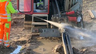 Statt lange Gräben zu buddeln, treiben die Anlagen von AT-Boretec mit einem gleichzeitigen Bohren und Spülen zunächst den Pilotkanal von einer Baugrube zur nächsten. Für Zielsicherheit und das automatisierte Nachführen der Bohrgestänge sorgt dabei ein absoluter CAN-Open-Drehgeber von Wachendorff. (Bild: Wachendorff Automation / AT-Boretec)