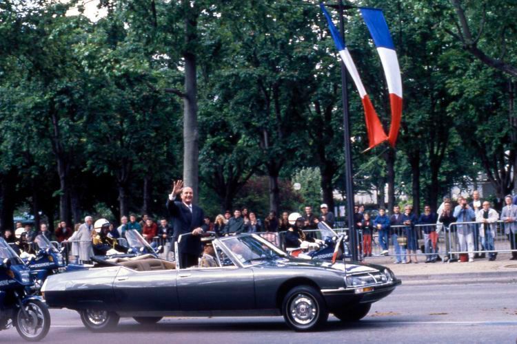 Für offizielle Anlässe stellte der Karosseriebauer Chapron 1972 zwei viertürige Cabriolets auf der Basis des Citroën SM her. Der Radstand war länger als bei der Limousine. Chapron installierte einen Überrollbügel in Höhe der B-Säule, der es den Insassen ermöglichen sollte, während der Fahrt im Wagen zu stehen und sich bei Bedarf festzuhalten. (Bild: PSA)