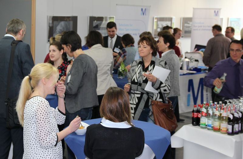 Während der Pausen konnten sich die Teilnehmer in der Ausstellung weiter über die HPLC informieren. (Bild: LABORPRAXIS)