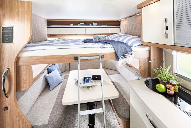 Hobby Deluxe 515 UHL innen mit Hubbett (Bild: Hobby)
