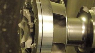 Bild 1: Luftgekühlt und trocken: Der Einsatz der Werkzeugaufnahme bei der Aluminiumbearbeitung verbessert die Oberflächengüte. (Bild: Cruing)